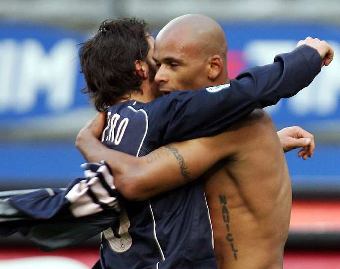 Oliveira celebrates with Del Piero