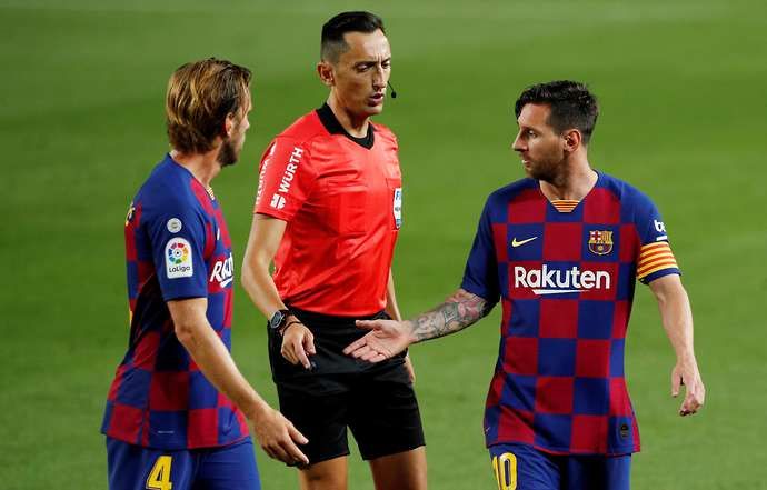 Messi speaks to the referee