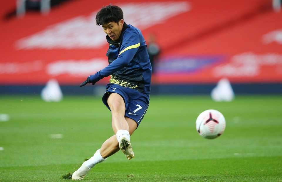 Heung-min Son warms up at Old Trafford