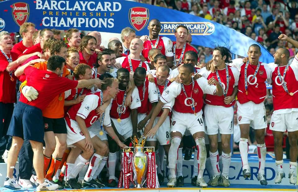 Arsenal celebrate winning the 2003/04 Premier League