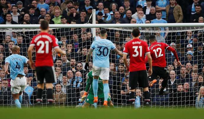 Chris Smalling scores for Man United vs Man City in 2018