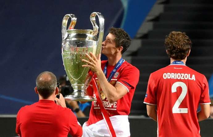 Robert Lewandowski of Bayern Munich kisses the Champions League trophy