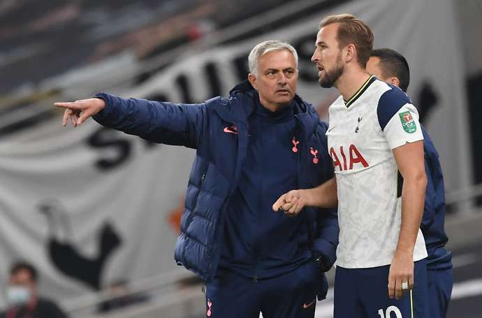 Jose Mourinho talks with Harry Kane