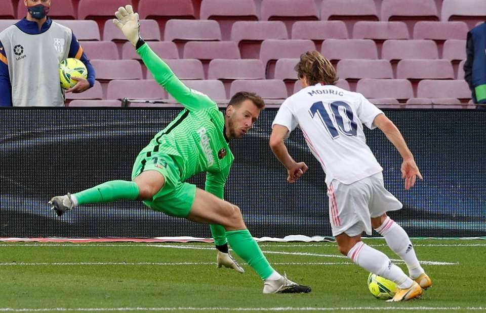 Luka Modric dummies the goalkeeper