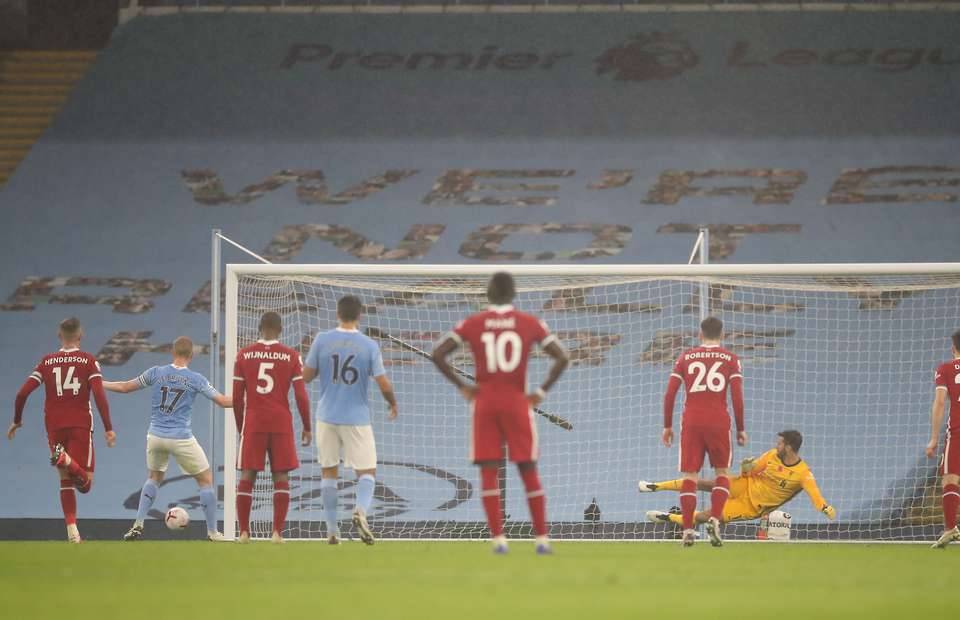 Kevin De Bruyne sends his spot-kick wide in Man City vs Liverpool