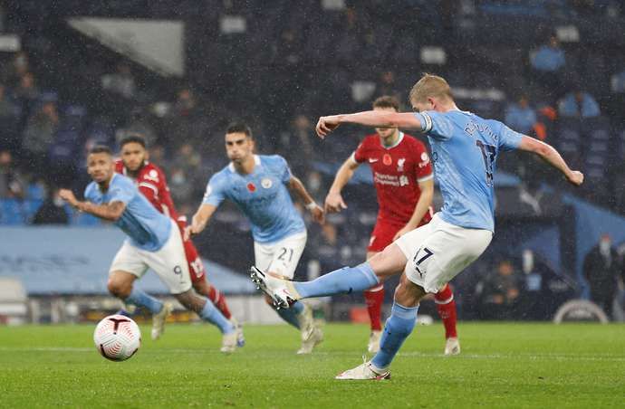 Kevin De Bruyne strikes his penalty wide in Man City vs Liverpool
