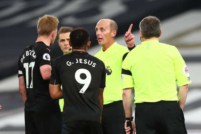 Kevin De Bruyne has words with Mike Dean