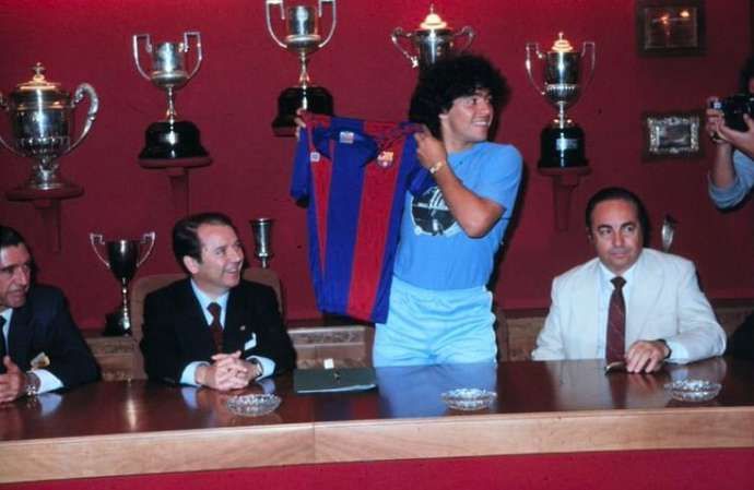 Maradona signs for Barcelona