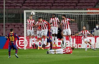 Lionel Messi scores a free kick against Athletic Bilbao