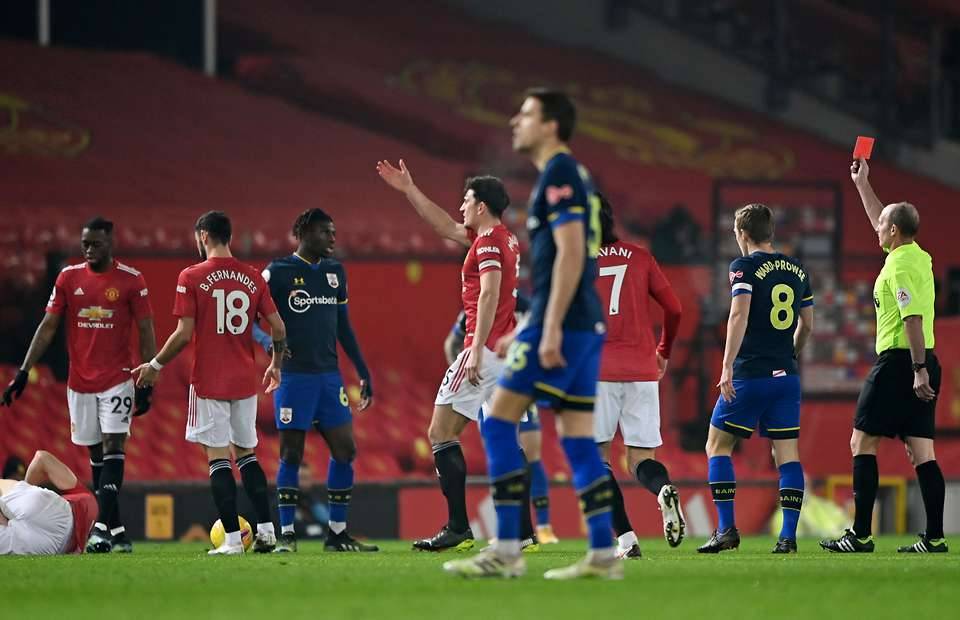 Alex Jankewitz is shown a red card in Man United vs Southampton