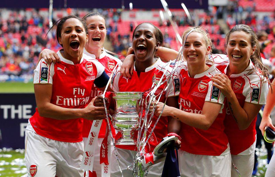 Arsenal Women lifting the 2016 FA Cup
