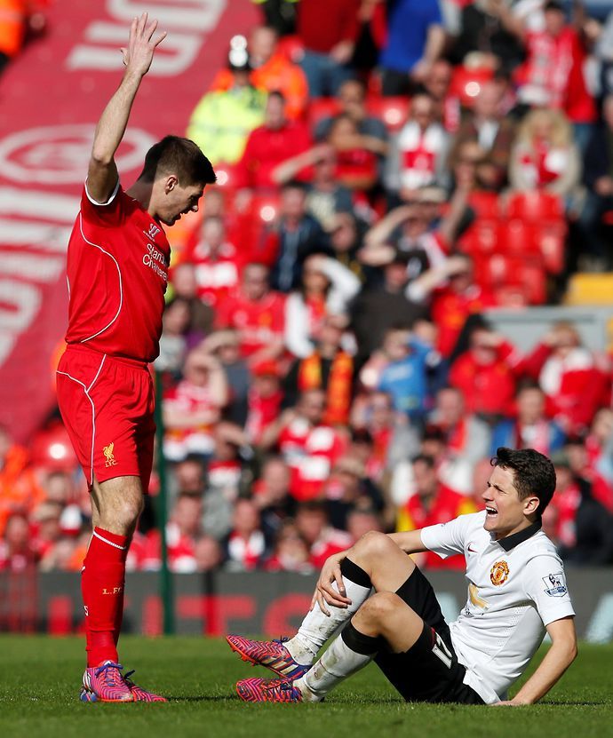 Steven Gerrard is sent off for Liverpool vs Man United