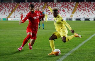 Villarreal winger and Everton target Samuel Chukwueze in Europa League action