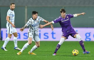 Fiorentina forward and Man City target Dusan Vlahovic in action against Inter Milan