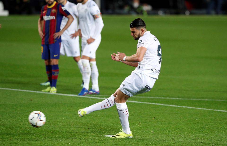 Wolves loanee Rafa Mir converting a penalty against Barcelona
