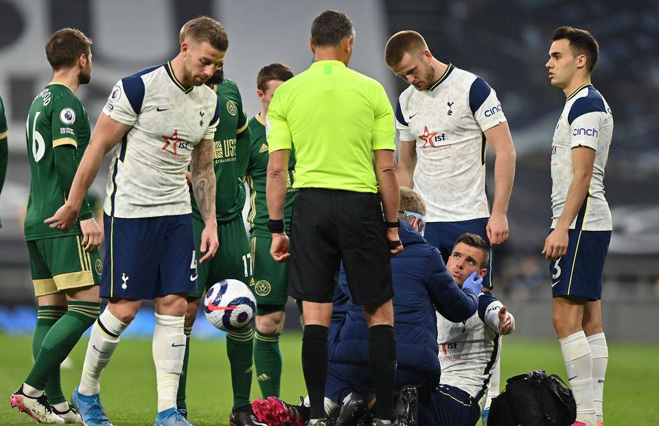 Giovani Lo Celso receives treatment after Fleck's foul in Spurs vs Sheffield United