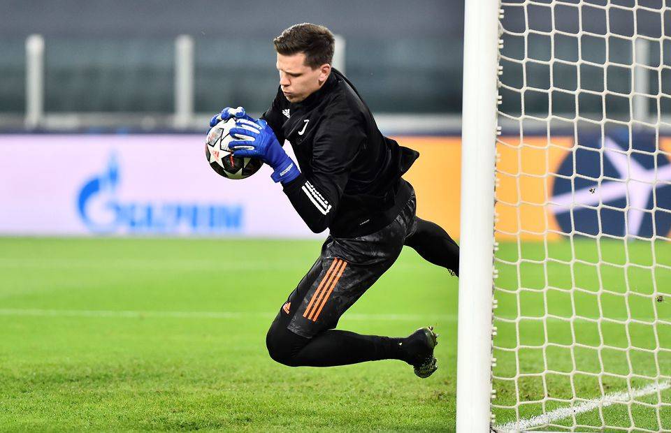 Juventus goalkeeper and Everton target Wojciech Szczesny warming up