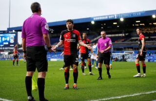 Coventry City midfieler Gustavo Hamer argues with the linesman against Birmingham City at St Andrews