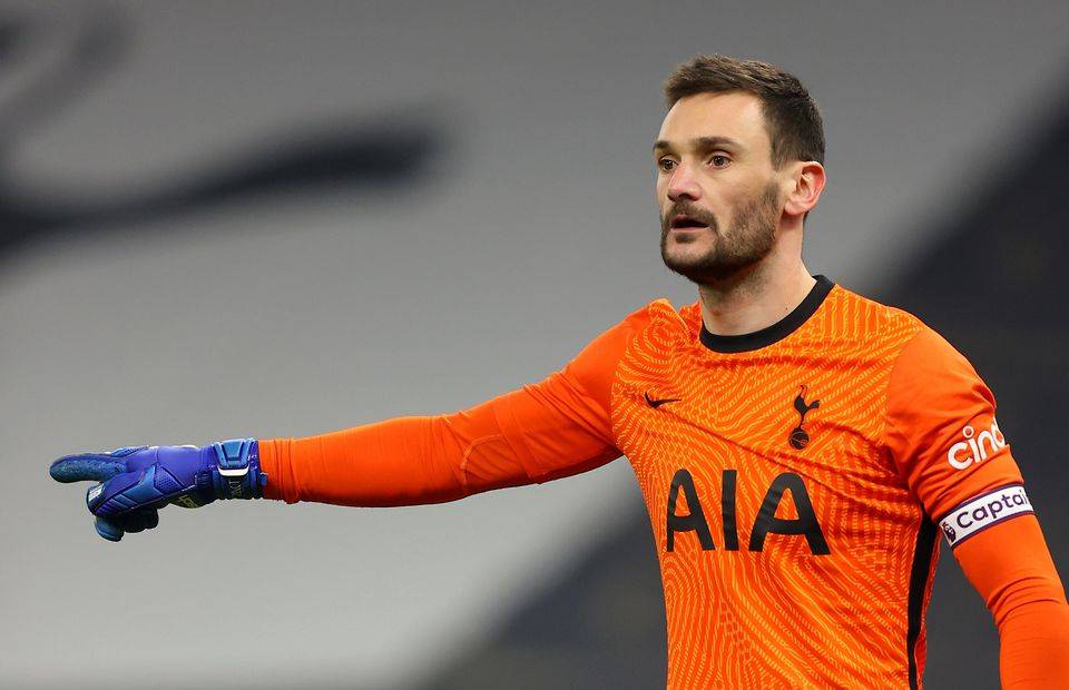 Tottenham goalkeeper Hugo Lloris pointing
