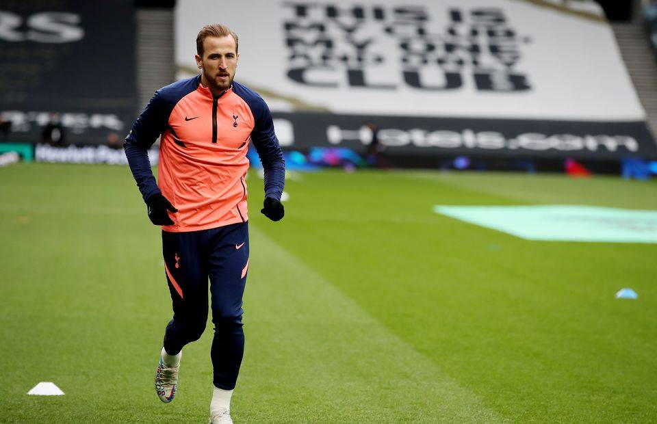 Harry Kane warming up for Tottenham amid speculation around a move to Manchester United