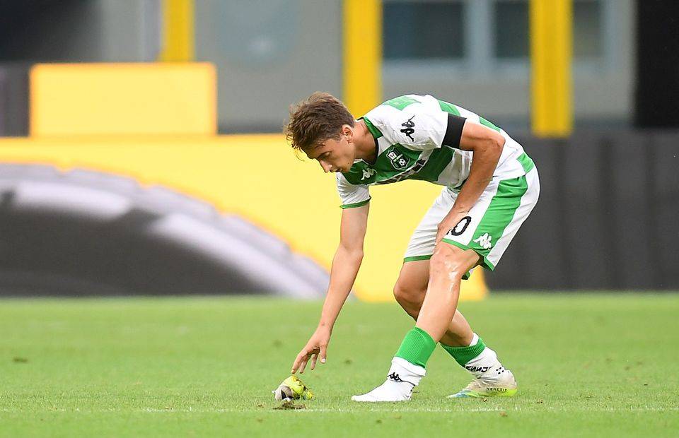Sassuolo midfielder and West Ham target Filip Djuricic picking up his boot