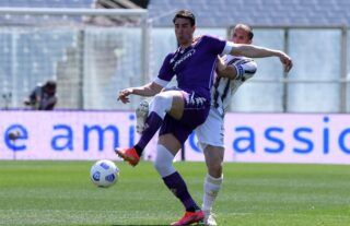 Dusan Vlahovic in action for Fiorentina amid speculation over a move to Man United