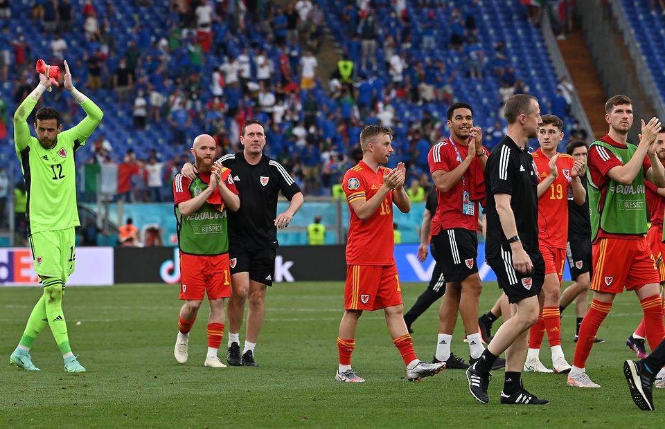 Wales' players clap their supporters