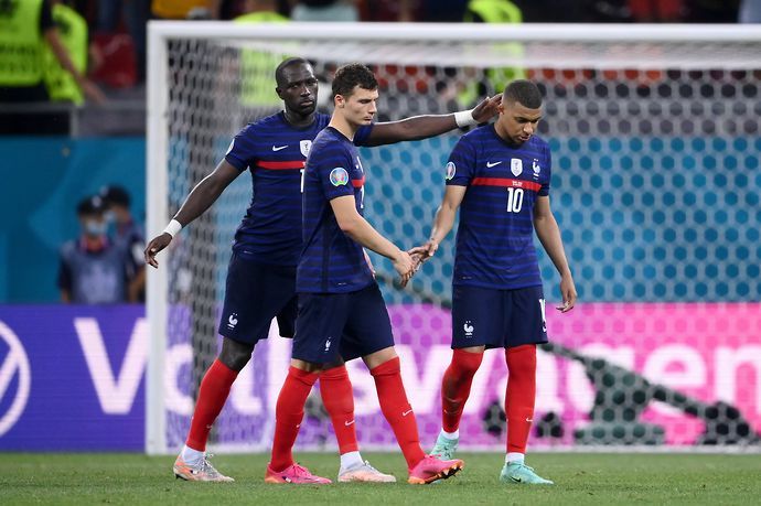 Mbappe consoled by teammates