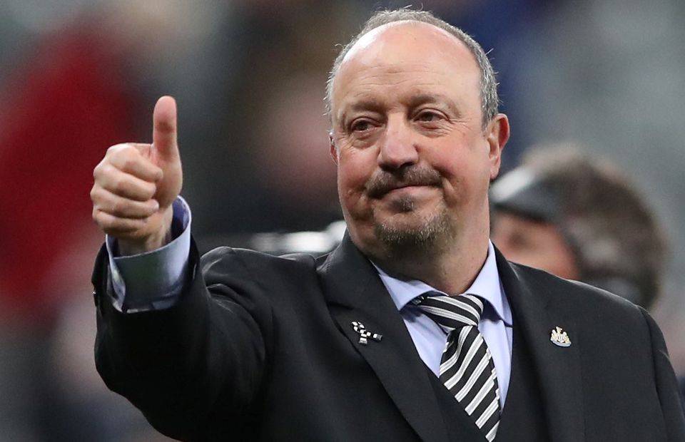 Everton manager Rafael Benitez giving the thumbs-up