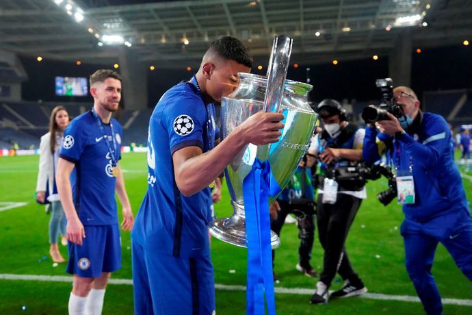 Thiago Silva lifts the Champions League with Chelsea
