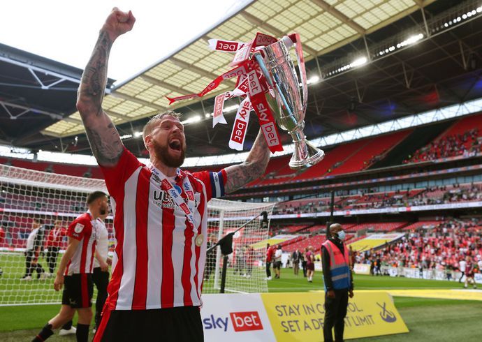 Pontus Jansson celebrates winning the play-offs with Brentford