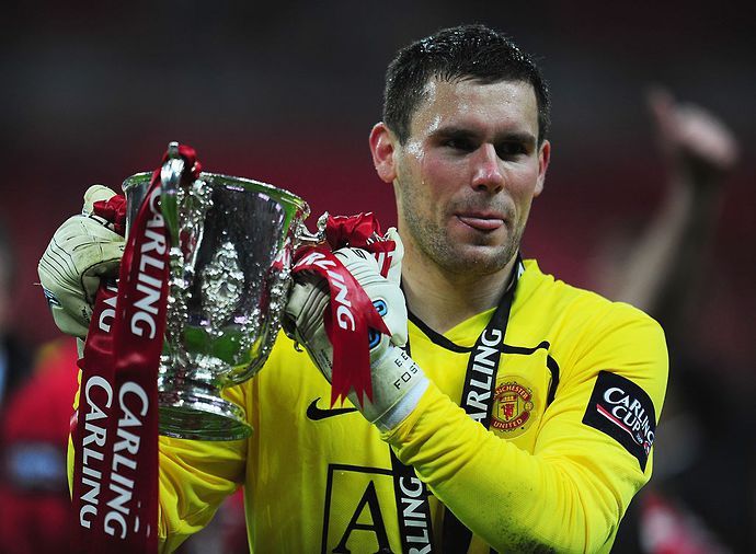 Ben Foster lifts the Carling Cup with Manchester United