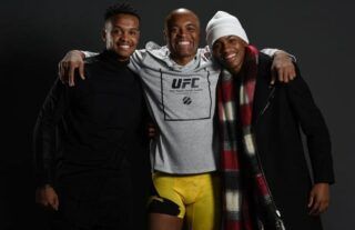 Anderson Silva poses with his sons Gabriel and Kalyl at UFC 208 in 2017