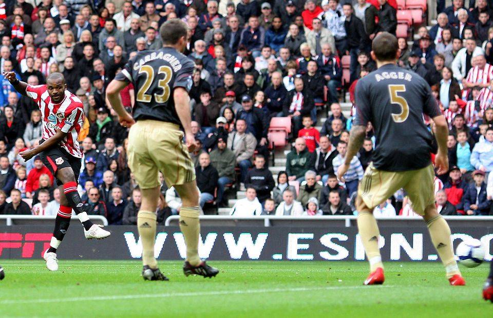 Darren Bent scores bizarre goal for Sunderland against Liverpool