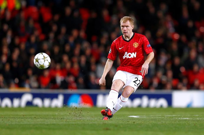 Paul Scholes passing the ball for Man United