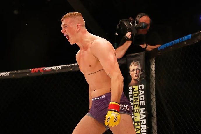 Ian Garry knocks out Lawrence Tracey in December 2020