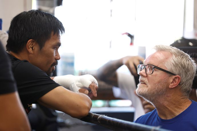 Manny Pacquiao deep in conversation with Freddie Roach