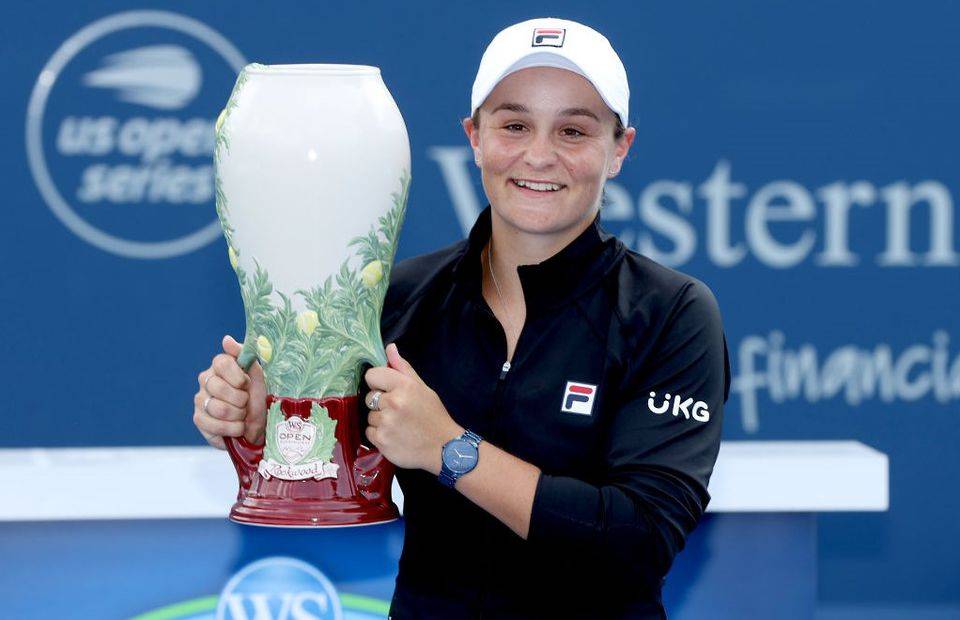 Ashleigh Barty lifts trophy after winning Southern and Western Open
