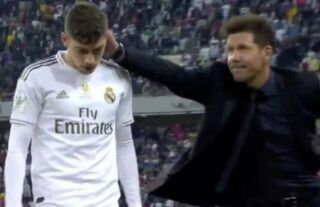 Diego Simeone applauds Fede Valverde after his sending off in 2020