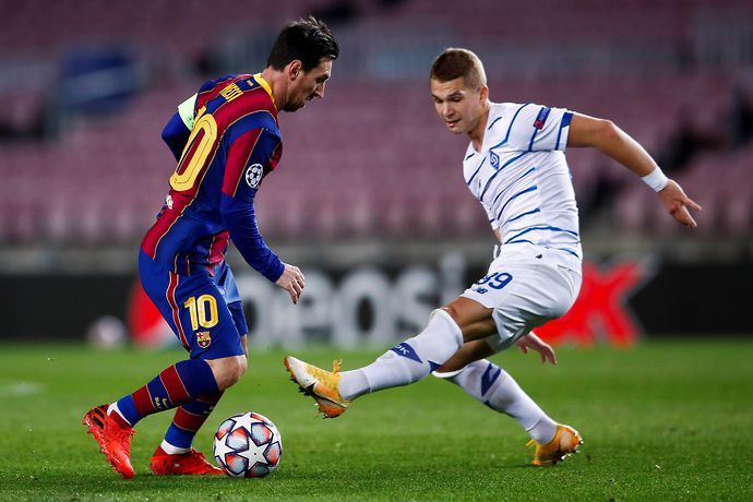 Lionel Messi of FC Barcelona dribbles Vladyslav Supryaga of FC Dinamo de Kiev during the UEFA Champions League Group G stage match
