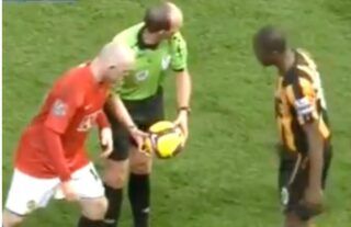 Wayne Rooney went crazy during a drop-ball vs Hull