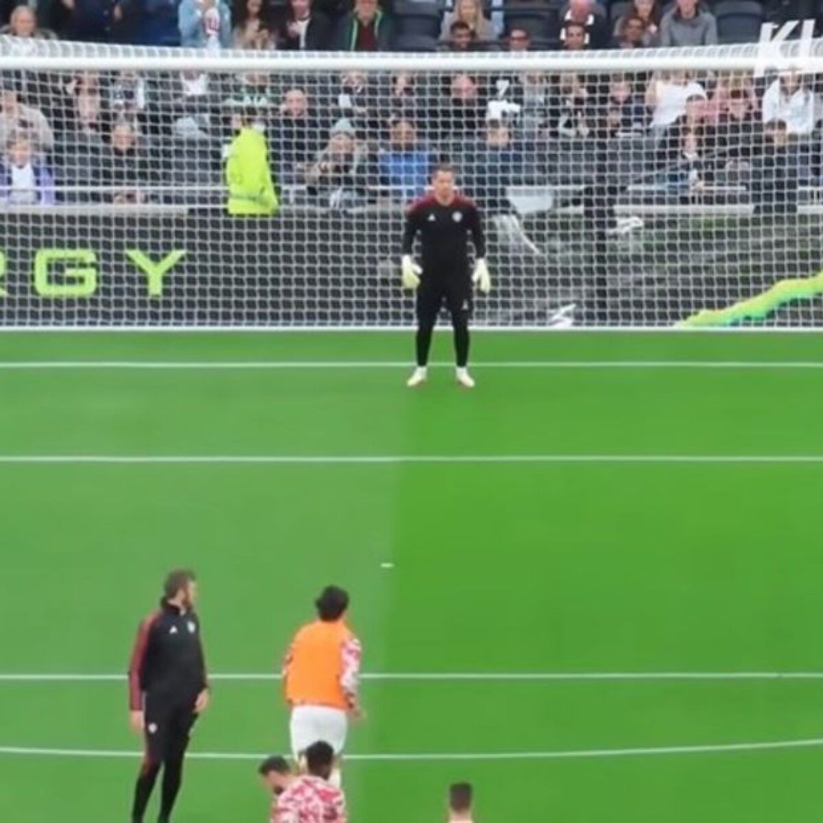 Donny van de Beek: Full video of Man Utd midfielder being used as a coach before Spurs win