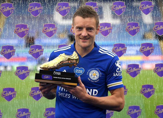 Jamie Vardy poses with the Golden Boot award