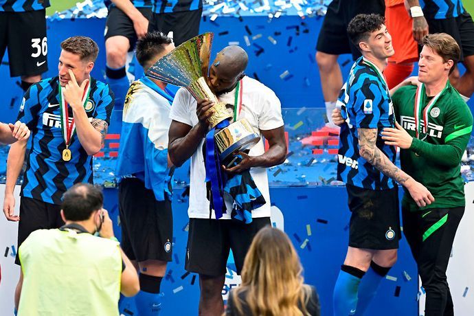Lukaku with the Serie A trophy