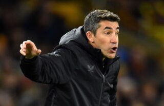 Wolves boss Bruno Lage talking to his players
