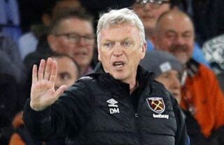 West Ham United boss David Moyes issues instructions for his players