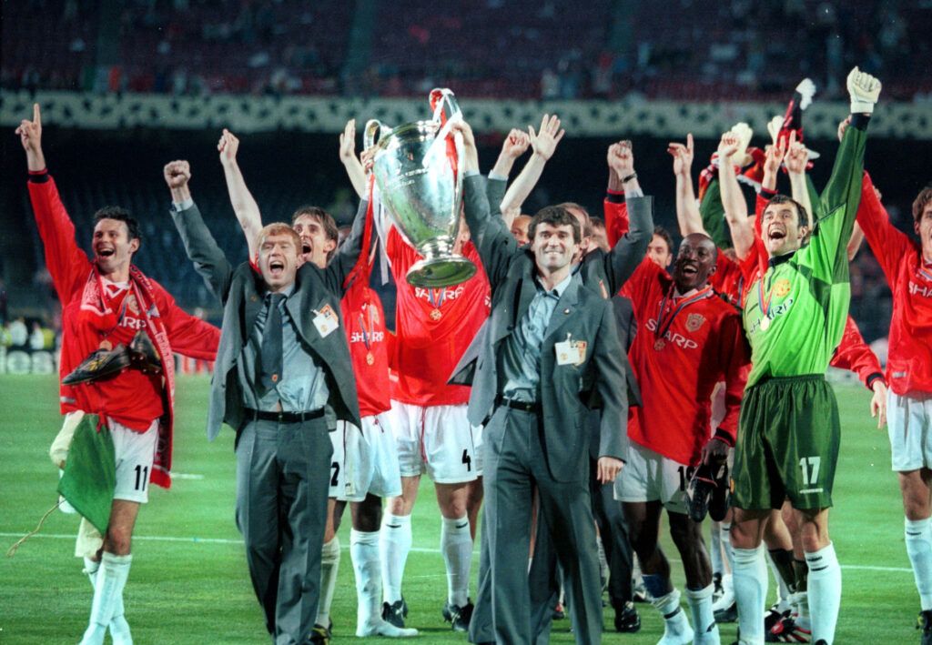Manchester United players celebrate after their UCL 99 final win.