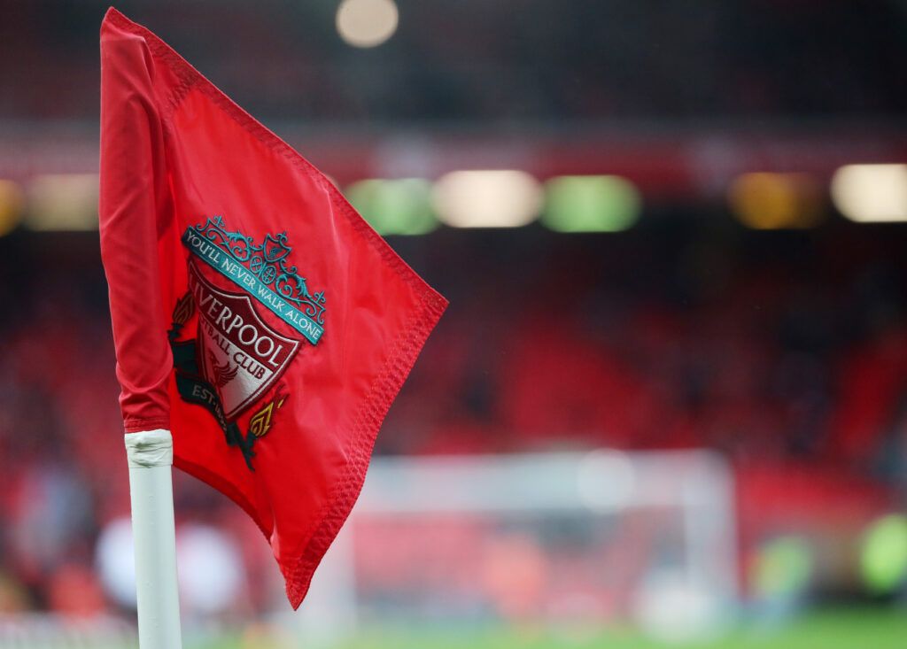 Een algemeen beeld van het Liverpool-embleem dat voor de wedstrijd op een hoekvlag in het stadion verschijnt