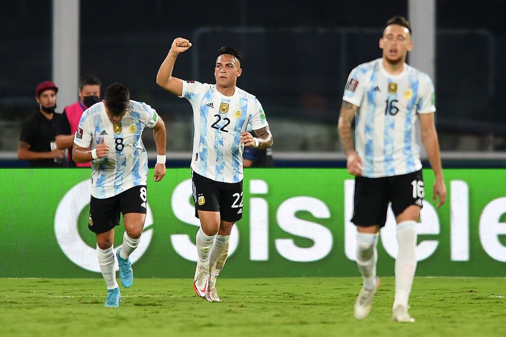 Martínez orgullosamente levantó la mano para anotar para Argentina