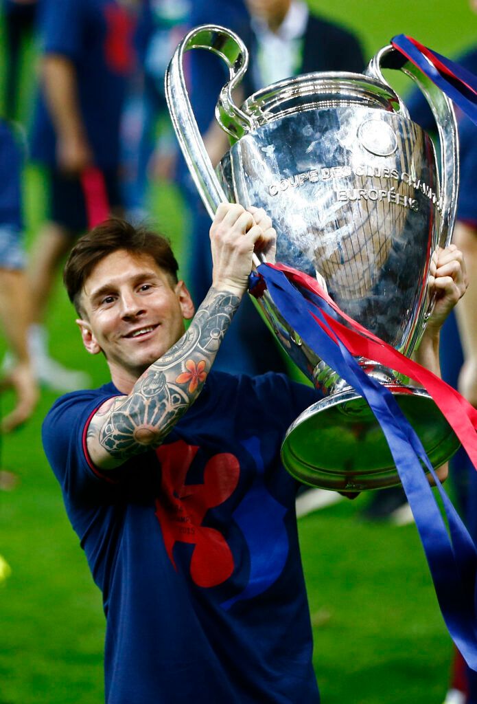Messi lifts the Champions League.